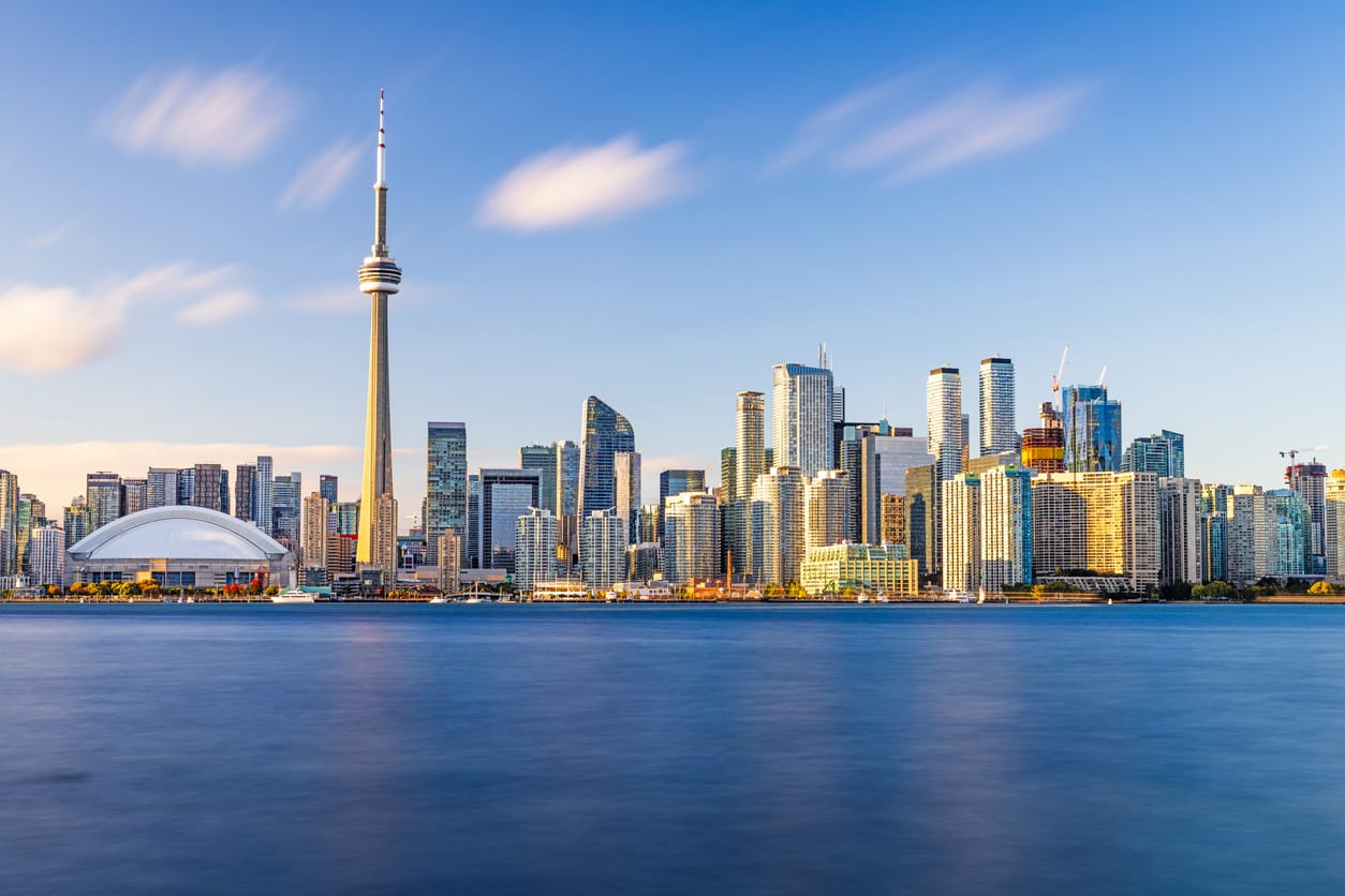 A city skyline with a body of water

AI-generated content may be incorrect.