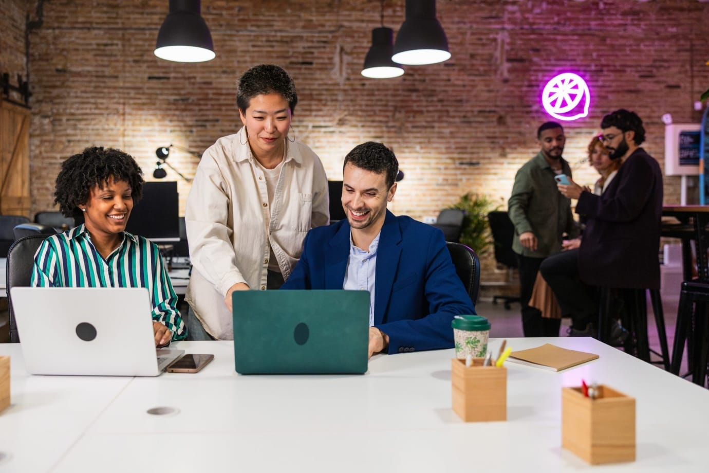 A group of people looking at a computer

AI-generated content may be incorrect.